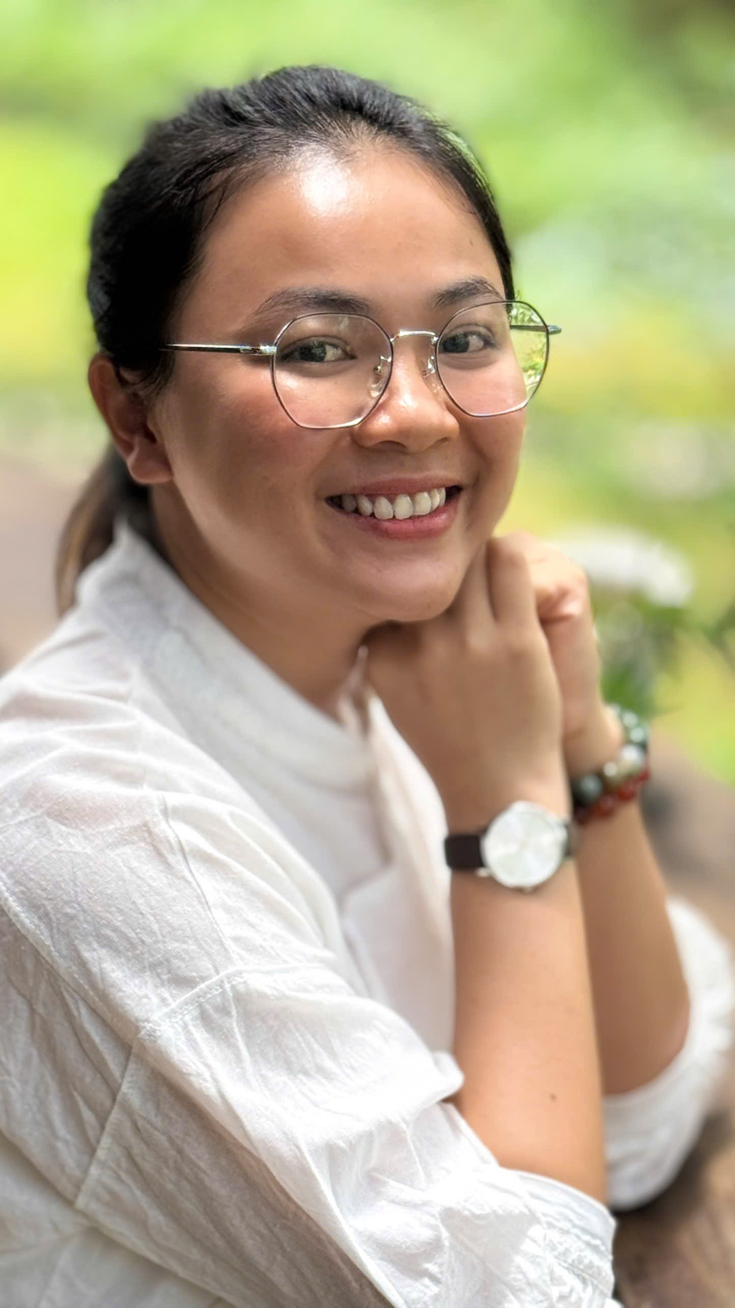 Kim Anh Amala chân dung áo trắng